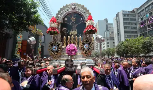 Procesión del Señor de los Milagros en el Callao. Foto: composición LR