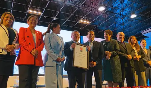 Autoridades universitarias reciben la certificación GPTW. Fuente: Difusión.