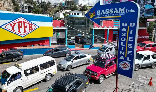 La escasez de combustible en Bolivia provoca largas filas en las estaciones de servicio de todo el país. La escasez de combustible en Bolivia provoca largas filas en las estaciones de servicio de todo el país. Foto: AFP