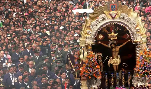 Sigue en vivo la procesión del Señor de los Milagros hacia el Callao. Foto: Composición LR Sigue en vivo la procesión del Señor de los Milagros hacia el Callao. Foto: Composición LR