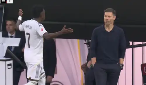Vinícius Jr se mostró furioso con la decisión de Xabi Alonso. Foto: captura de ESPN Vinícius 'estalló' tras ser cambiado en el clásico Real Madrid vs Barcelona