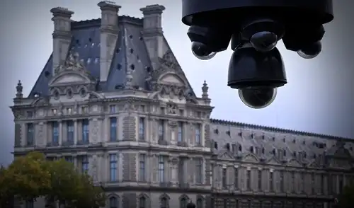 Dos personas fueron detenidas por el histórico robo al Louvre.