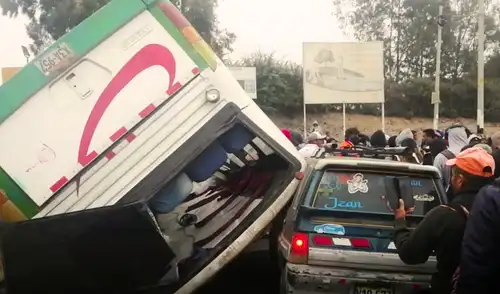Bus se vuelca en Ica y 29 trabajadores se salvan de morir Bus se vuelca en Ica y 29 trabajadores se salvan de morir