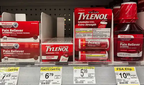 El Tylenol es vendido libremente en Estados Unidos y muchos médicos lo recomiendan para aliviar el dolor de las gestantes.