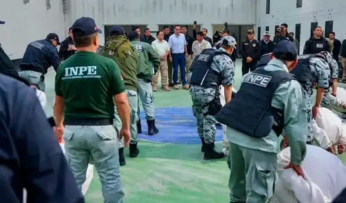 Agentes del INPE exigen al gobierno medidas efectivas e implementos para mayor seguridad contra los reos. Foto: Andina Agentes del INPE exigen al gobierno medidas efectivas e implementos para mayor seguridad contra los reos. Foto: Andina