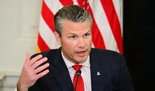 Hegseth y Dong Jun se reunieron en Malasia para tratar la situación de Taiwán. Foto: AFP Hegseth y Dong Jun se reunieron en Malasia para tratar la situación de Taiwán.