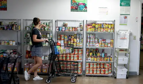 Ciudadana compra alimentos en banco de comida en Florida ante posible suspensión del programa SNAP. Foto: AFP