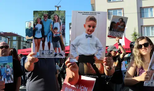Familiares llevaron fotos de víctimas a la lectura de sentencia, a la que califican como histórica. Foto: AFP