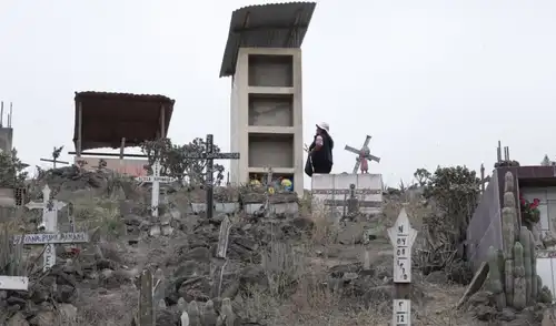Familias visitan las tumbas de sus familiares durante el Día de los Muertos. Foto: La República