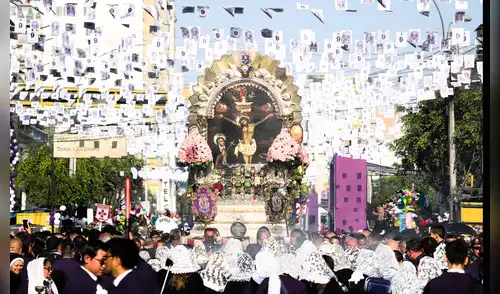 Último recorrido de la procesión del Señor de los Milagros hoy en el Día de los Santos. Foto: John Reyes/ La República.