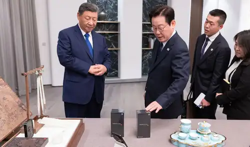 Lee Jae Myung recibiendo los regalos del presidente de China, Xi Jinping. Foto: AFP