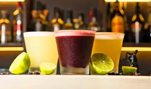 Tres íconos de la coctelería peruana: Pisco Sour, Chilcano de Pisco y Chicha Sour entre los mejores cócteles del mundo según Taste Atlas