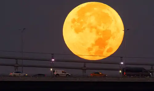 La superluna ocurre cuando la luna llena coincide con el perigeo, el punto más cercano de su órbita respecto a la Tierra. Foto: IStock