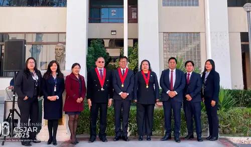 El izado de la bandera del Poder Judicial fue realizado por servidores judiciales. Fuente: Difusión.