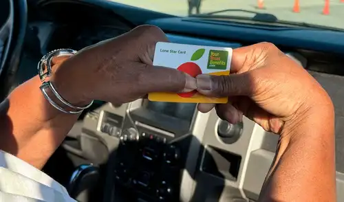 Alrededor de 1 de cada 8 estadounidenses recibe beneficios de cupones de alimentos del gobierno de Estados Unidos. Foto: AFP