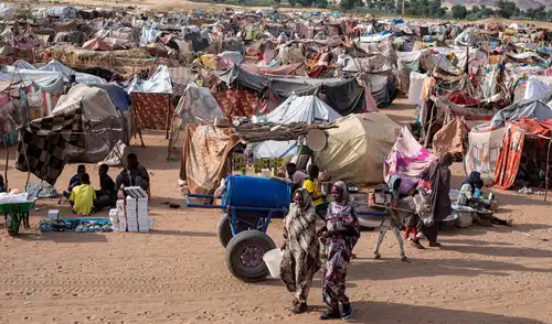 Desplazados sudaneses caminan por el campamento Um Yanqur tras huir de El Fasher, luego de la toma de la ciudad. Foto: AFP
