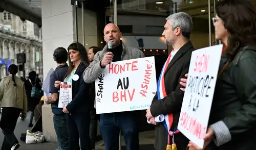 Varias personas protestaron frente a la tienda BHV, donde Shein abrirá su primera tienda física, tras la venta de polémicas muñecas. Foto: AFP