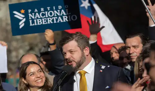 Johannes Kaiser propone también detener a los inmigrantes en la frontera. Foto: AFP