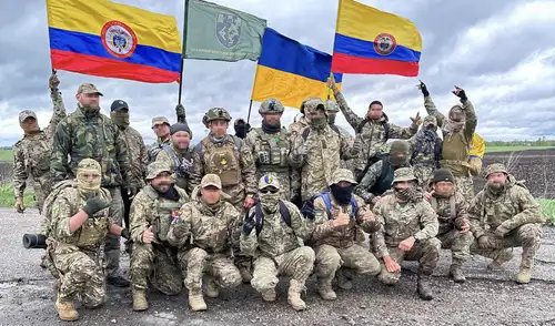 Foto de referencia de soldados voluntarios colombianos elistados para defender por Ucrania.