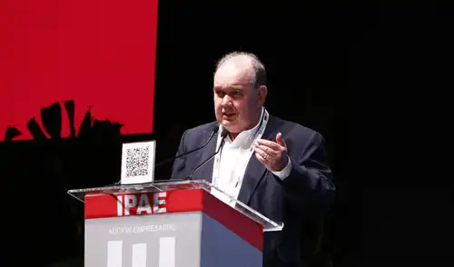 López Aliaga no logró leer en totalidad sus propuestas en los sectores educación y salud. Foto: difusión Rafael López Aliaga