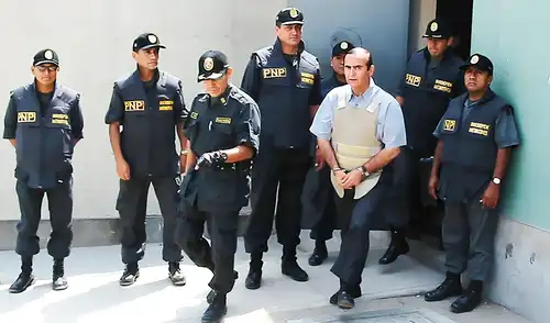 Después de cumplir 86 años de edad el 20 de mayo de 2031, el 21 de agosto de ese año Vladimiro Montesinos completará 20 años de cárcel por el asesinato de Santiago Gómez Palomino. Foto: La República Después de cumplir 86 años de edad el 20 de mayo de 2031, el 21 de agosto de ese año Vladimiro Montesinos completará 20 años de cárcel por el asesinato de Santiago Gómez Palomino. Foto: La República