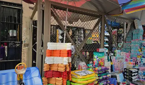 Mesa redonda inicia campaña navideña: ambulantes impiden paso peatonal