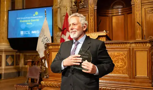 Gustavo Gorriti recibe galardón en Viena.