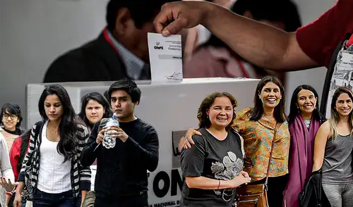 Candidatos estarían interesados en lograr captar el voto joven y el voto femenino al ser mayoría en el padrón electoral | Composición: Omar Neyra / Foto: LR. Candidatos estarían interesados en lograr captar el voto joven y el voto femenino al ser mayoría en el padrón electoral
