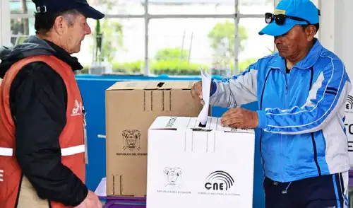 El Consejo Nacional Electoral (CNE) de Ecuador ha confirmado el calendario electoral para el referéndum y consulta popular de 2025. Foto: AFP Calendario electoral 2025: así se organizará el referéndum y la consulta popular en Ecuador