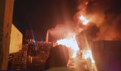 El fuego en un almacén movilizó a bomberos y alarmó a los vecinos de la zona. El fuego en un almacén movilizó a bomberos y alarmó a los vecinos de la zona.