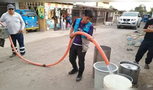 En camiones cisterna distribuyen agua potable en Mala. En camiones cisterna distribuyen agua potable en Mala.