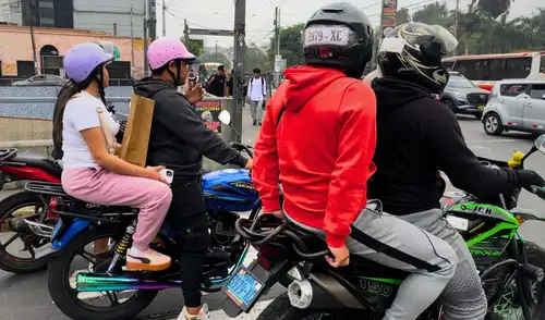 El Ministerio de Transportes y Comunicaciones (MTC) establece que los motociclistas deben portar chaleco con placa visible y casco certificado en áreas en estado de emergencia.