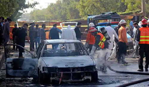 Fuerzas de seguridad acordonan la zona tras el atentado en Pakistán.