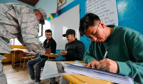 Infórmate sobre las sanciones por no participar en el referéndum de Ecuador en 2025.