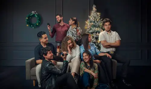 'La noche del amigo secreto' llega al Teatro Ricardo Roca Rey, de la Asociación de Artistas Aficionados (AAA). Foto: difusión. ‘La noche del amigo secreto’, un juego navideño que revela verdades incómodas, llega al Teatro Ricardo Roca Rey