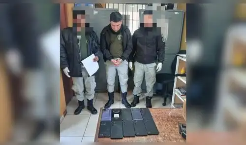 Servidor penitenciario cayó con 10 celulares en el penalde Cajamarca.