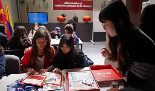Imagen del 30 de octubre de 2025 de jóvenes participando en una actividad interactiva durante un foro en el marco del Día Mundial de las Ciudades, en la Universidad Jorge Tadeo Lozano, en Bogotá, capital de Colombia. (Xinhua/Andrés Moreno) Imagen del 30 de octubre de 2025 de jóvenes participando en una actividad interactiva durante un foro en el marco del Día Mundial de las Ciudades, en la Universidad Jorge Tadeo Lozano, en Bogotá, capital de Colombia. (Xinhua/Andrés Moreno)