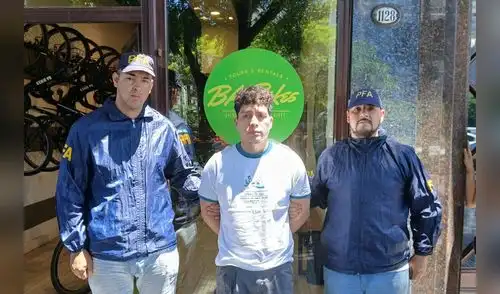 El Jorobado Deivi era uno de los cabecillas de la banda criminal Los Compadres. El Jorobado Deivi era uno de los cabecillas de la banda criminal Los Compadres.