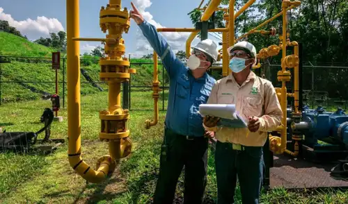 Programa de Monitoreo Ambiental Comunitario en el Bajo Urubamba, Cusco. Fuente: Camisea Programa de Monitoreo Ambiental Comunitario en el Bajo Urubamba, Cusco. Fuente: Camisea