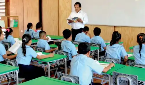 El lunes 17 de noviembre será feriado no laborable en Sarhua, Ayacucho, celebrando su 115.º aniversario. Las clases en colegios de la zona se suspenderán temporalmente. El lunes 17 de noviembre será feriado no laborable en Sarhua, Ayacucho, celebrando su 115.º aniversario. Las clases en colegios de la zona se suspenderán temporalmente.