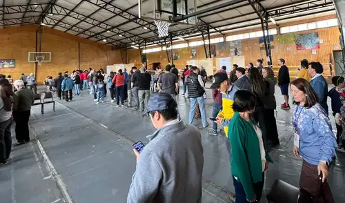 Desde las 8 de la mañana las personas acuden a votar en las elecciones presidenciales de Chile. Foto: El Divisadero
