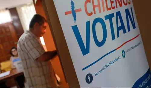 Los ciudadanos chilenos emitieron su voto en el extranjero donde se envió el material electoral en varios países para estas elecciones. Foto: AFP Los ciudadanos chilenos emitieron su voto en el extranjero donde se envió el material electoral en varios países para estas elecciones. Foto: AFP