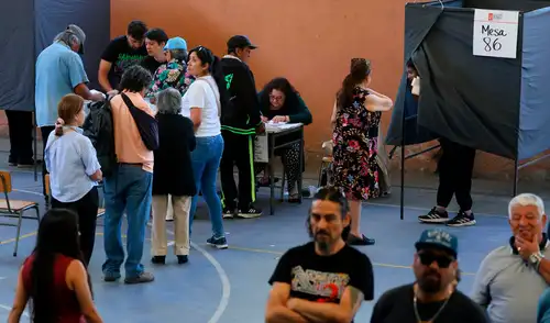 Los ciudadanos chilenos fueron a votar a partir de las 8:00 am. Foto: T13 Los ciudadanos chilenos fueron a votar a partir de las 8:00 am. Foto: T13
