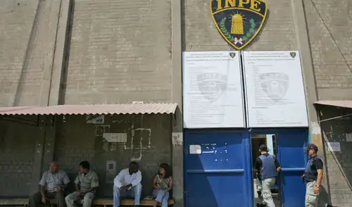 Hallan drogas, armas artesanales y escondites secretos en penal Sarita Colonia de Chorrrillos Hallan drogas, armas artesanales y escondites secretos en penal Sarita Colonia de Chorrrillos