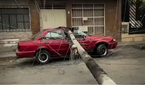 Hombre salva de morir tras caída de poste de telefonía sobre vehículo en Independencia Transmitel anunció que evaluará la antigüedad de los postes de Lima, que tienen más de 40 años.