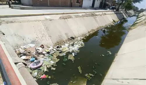Aguas servidas causan problemas de salud en vecindario de Piura. Aguas servidas causan problemas de salud en vecindario de Piura.
