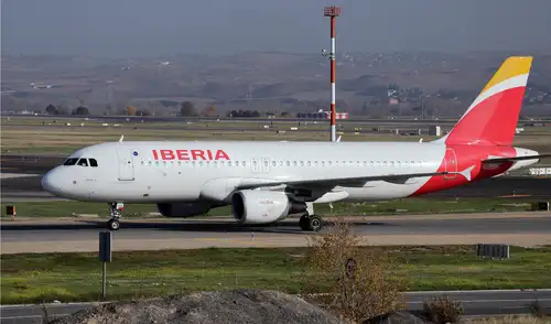 Aerolíneas cancelan vuelos a Caracas por creciente tensión militar con EE. UU. Aerolíneas cancelan vuelos a Caracas por creciente tensión militar con EE. UU.