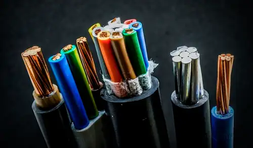 Este metal ofrece varias ventajas frente al cobre: es más ligero, más económico y más abundante. Este metal ofrece varias ventajas frente al cobre: es más ligero, más económico y más abundante.