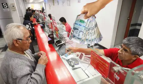 Afiliados a la AFP que realizaron sus solicitudes para el octavo retiro ya pueden verificar el desembolso. Foto: composiciónLR/Andina Los afiliados que harán el retiro AFP 2025 y cobrarán su primera UIT antes de Navidad, según el cronograma