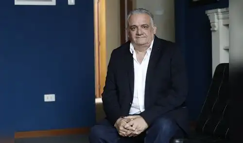 Guerra García no postulará al congreso bicameral. Es el jefe de plan de gobierno de Venceremos y colaborará con Ronald Atencio desde ese puesto. Fotografía: Marco Cotrina / La República Gustavo Guerra García en su oficina de San Isidro